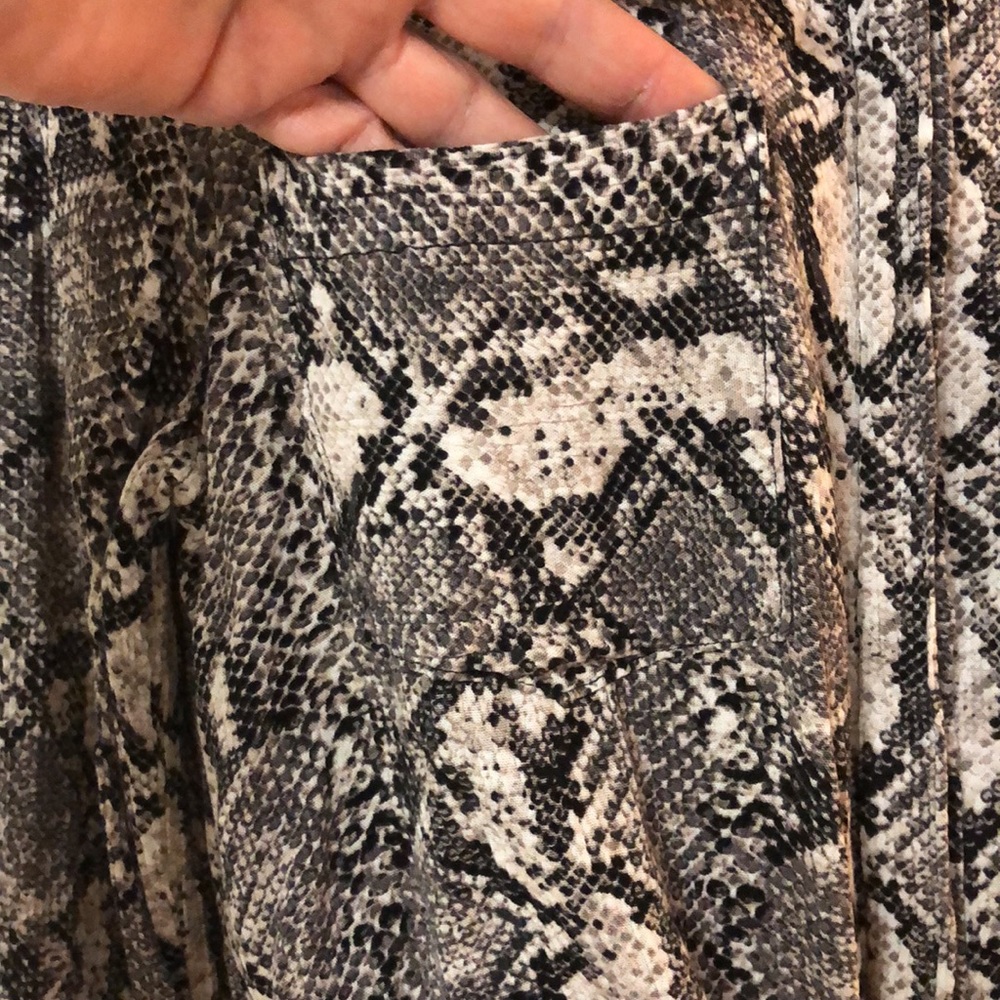 Hippie Rose Snake Reptile Print Utility Roll-Tab Shirt Blouse Top Black White S - Picture 9 of 11